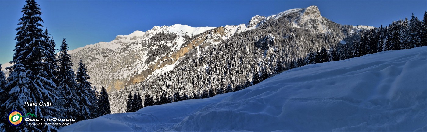 17 Bella vista verso il Pizzo Badile e il Monte Secco nel sole.jpg